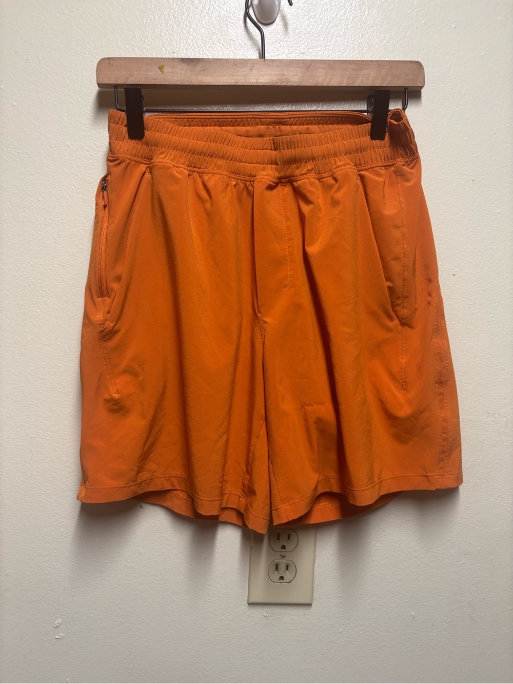 Lululemon Athletica Pace Breaker Short 7" men's small orange